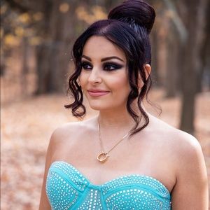 Meet your Posher, Mia